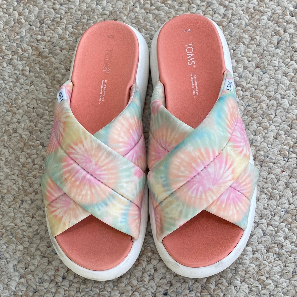 TOMS Pastel Tie-Dye Crisscross Slides with Coral Footbed. Womens size 9